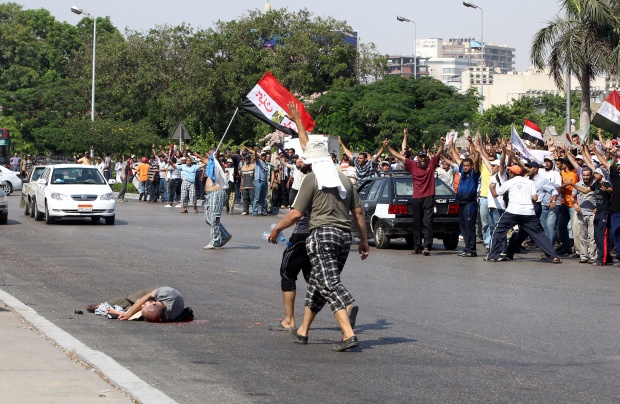 Египетската армия откри огън срещу поддръжниците на Мурси