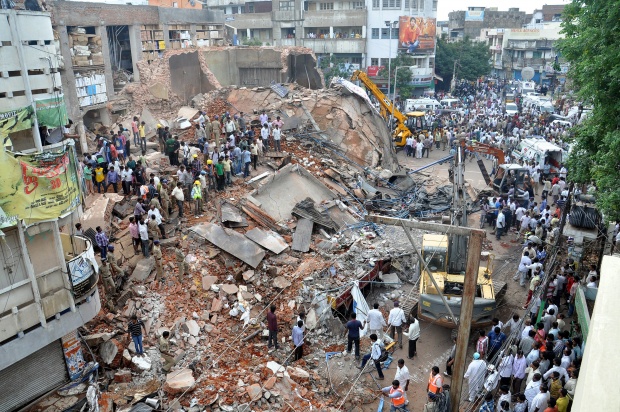 Хотел се срути в Индия, взе 12 жертви