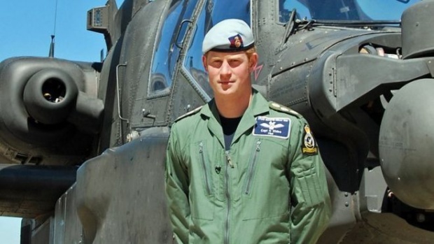 Принц Хари се дипломира като командир на боен хеликоптер