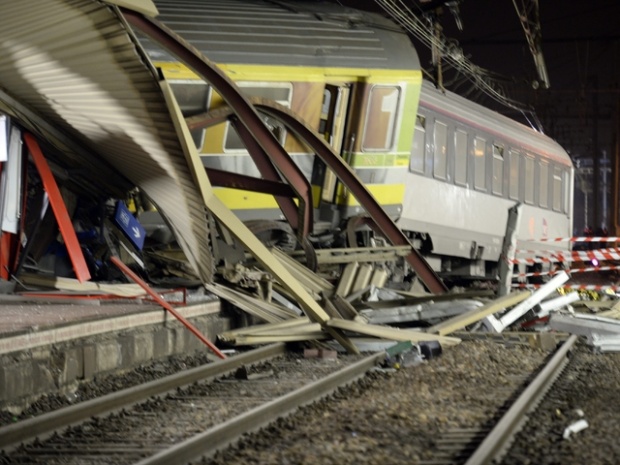 Влаковата катастрофа във Франция вероятно е причинена от дефектна част