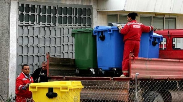 Хигиенисти ще вземат боклука от вратата ни
