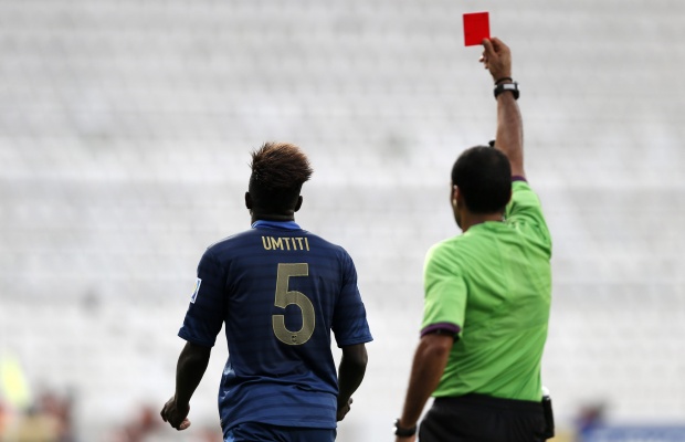 Обучават по интернет рефери как да „вземат грешни решения“