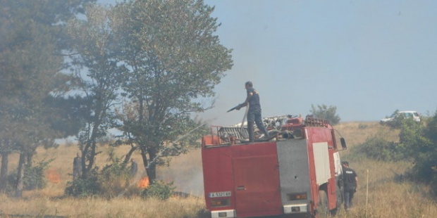 Огромен пожар гори край Варна