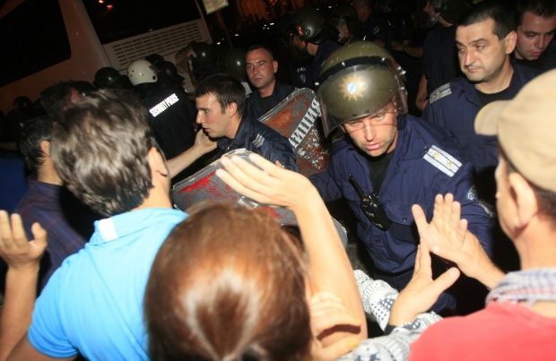 Трима полицаи и четирима протестиращи са прегледани във ВМА