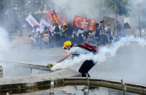 Турската полиция атакува кюрдски демонстранти с газ и водни оръдия
