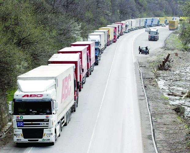 Спират тежките камиони по пътищата в пет области