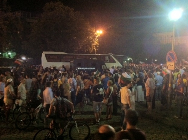 СДВР: Нямало е полицаи в автобуса при блокадата на парламента, освен шофьора
