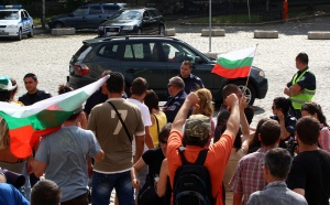 Протестиращите освиркват влизащите в парламента депутати