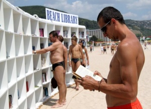 В курорта “Албена” откриха плажна библиотека