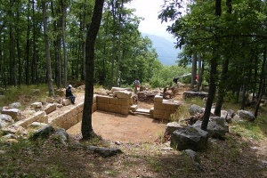 Откриха голям оброчен релеф на Зевс край Старосел