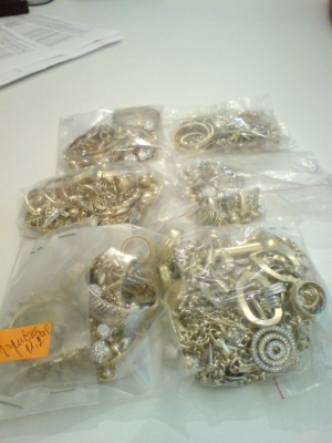 Румънка скрила 4 кг злато в чанти със сладкиши