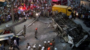 Поне шестима загинаха след падане на автобус от мост в Бразилия