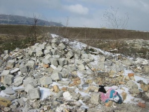 Строителни отпадъци задръстват имоти на граждани до София