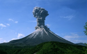 Вулкан изригна в Индонезия, три жени и две деца загинаха