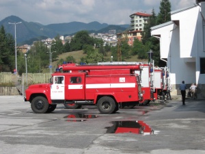 Силен пожар гори около ямболското село Лесово