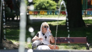 Дете припадна от жегата край президентството