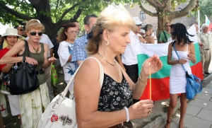 Подкрепящите Орешарски запалиха свещички пред президентството