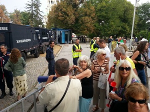 Протестиращи блъскаха колата на Десислава Атанасова