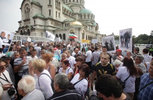 Контрапротестиращи подаряват цветя на червени депутати