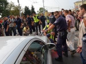 Депутатска кола прегази крака на полицай