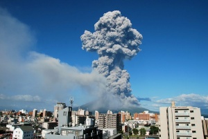 Вулкан изригна и посипа японски град с пепел