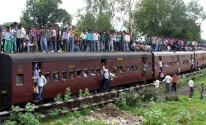 Най-малко 10 души бяха прегазени от влак в Индия
