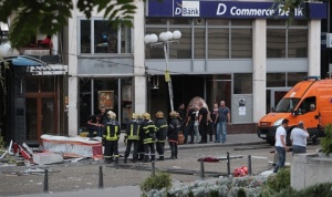 Разчистват отломките от взрива в китайския ресторант