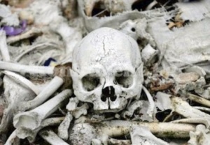 Жена изрови 100-годишен скелет в двора си