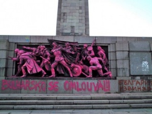 Паметникът на Съветската армия осъмна  боядисан в розово