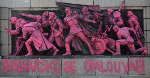 Фандъкова: Мястото на посланията не е върху паметниците