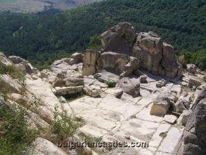Археолози представят най-ранният олтар на Дионис
