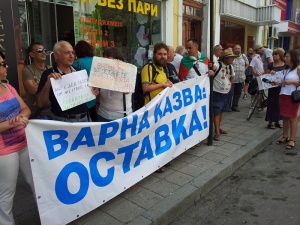 Протест пред Областната управа във Варна, Орешарски е на среща в сградата