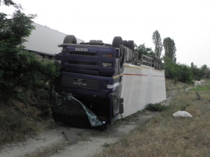 Товарен автомобил се преобърна и затвори “Хемус”