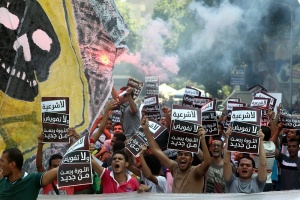 Трима загинали и най-малко 30 ранени при нови сблъсъци в Египет