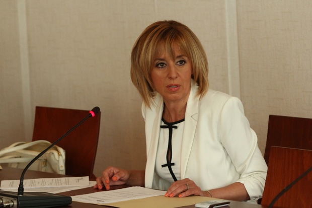 Манолова: Комисията за нов Изборен кодекс ще работи и през август