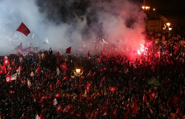 Сблъсъци между полиция и протестиращи в Тунис