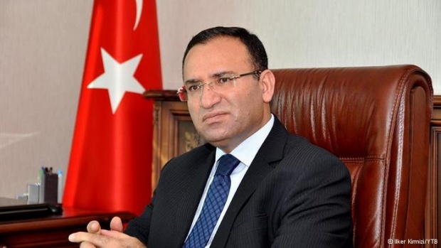 Турският вицепремиер бе освиркан и нападнат с юмруци