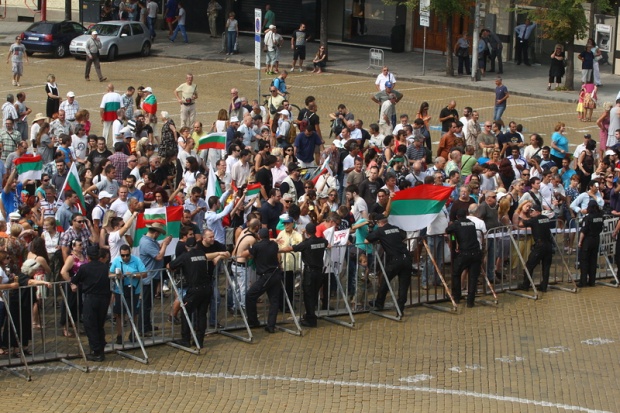 Полицаи с по 250 часа извънреден труд по време на протестите