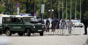 Докараха допълнителни заграждения пред НС