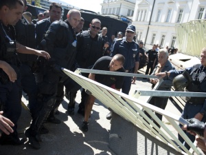 Шестима души са арестувани на протестите пред парламента