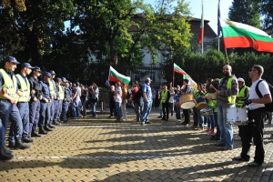Десетки скандират "Оставка" на служебния вход на парламента