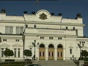 Контрапротестиращи се събират около Народното събрание