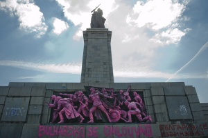 Обвиниха 62-годишен мъж за изрисуване паметника на Съветската армия