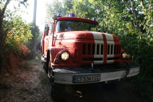 Голям пожар в склад за гуми в Сопот