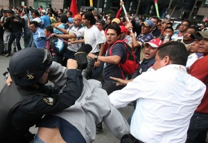 Гранати и сълзотворен газ срещу учителски протест в Мексико