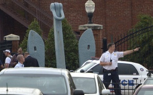 Убит е единия стрелец в "Нейви ярд", полицията издирва втория