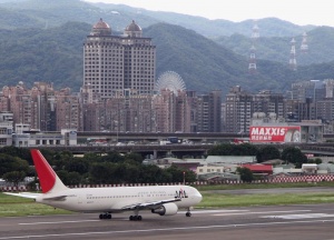 Самолет кацна аварийно заради пияни шотландци