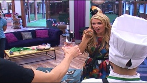 VIP Brother изненада Парис Хилтън с домашна лютеница