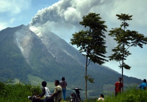 Над 15 хил. евакиурани заради изригнал вулкан на о. Суматра