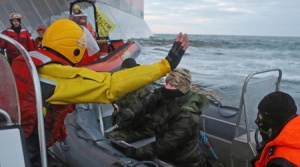 Кораб на "Грийнпийс" бе превзет от руските власти, екипажът му е арествуан